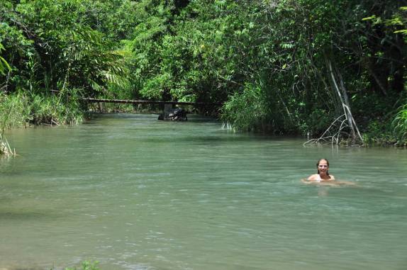 Delicioso e refrescante banho de rio na Finca Paraíso, perto do lago Yojoa, região central de Honduras